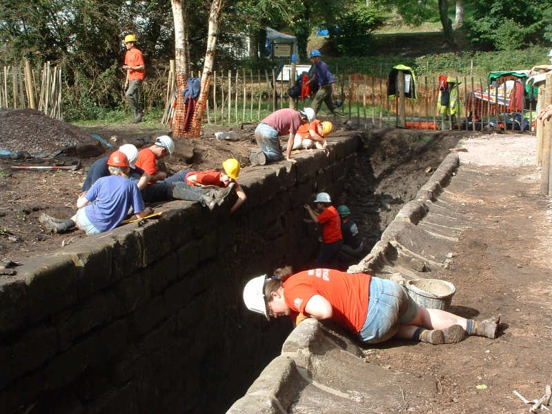 London WRG work on the lock edge, Sept 2003 ©Julie Arnold / Waterway Images